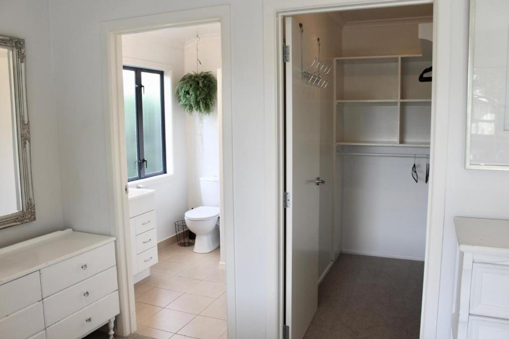 5-min walk to Village - Havelock North Holiday Home with Spa Pool - Resim 28