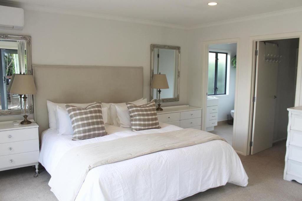 5-min walk to Village - Havelock North Holiday Home with Spa Pool - Resim 29