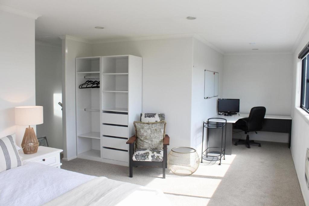 5-min walk to Village - Havelock North Holiday Home with Spa Pool - Resim 31