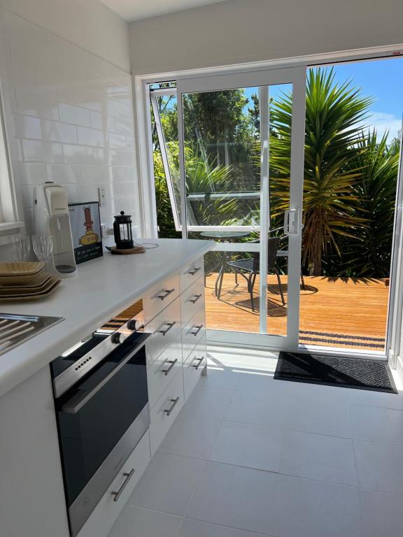 Sunny hillside central Nelson hideaway with city to sea views - Resim 4