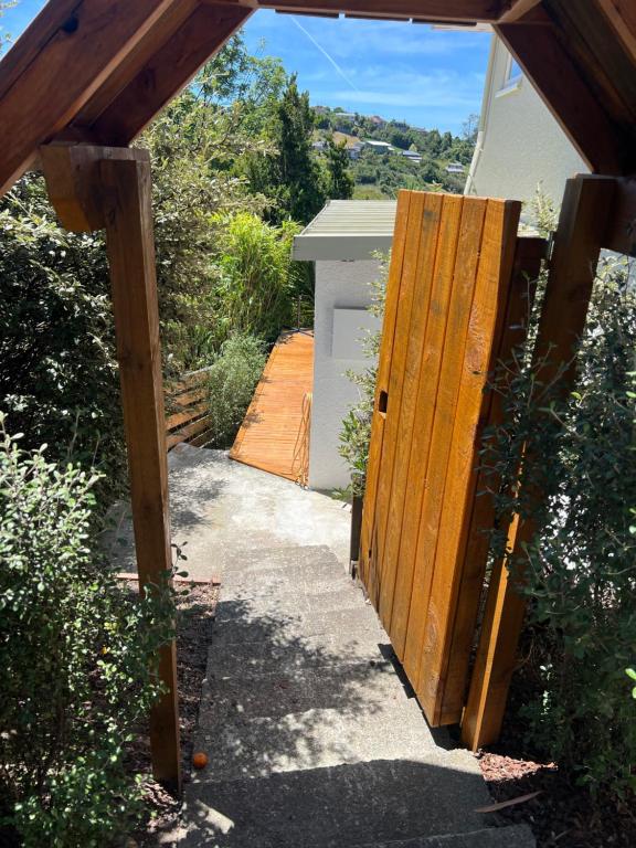 Sunny hillside central Nelson hideaway with city to sea views - Resim 18