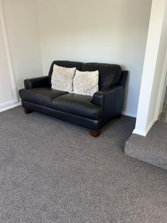 Sunny hillside central Nelson hideaway with city to sea views - Resim 15