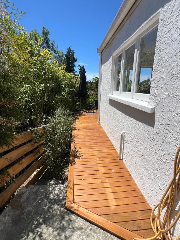 Sunny hillside central Nelson hideaway with city to sea views - Resim 19