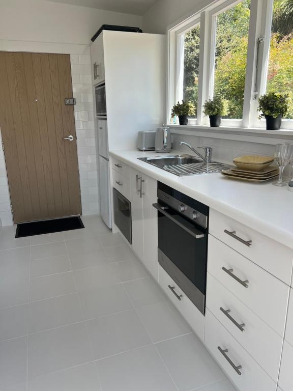 Sunny hillside central Nelson hideaway with city to sea views - Resim 11