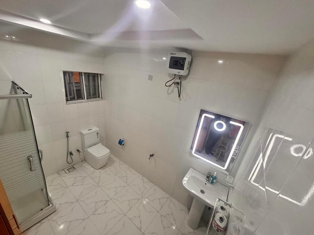 Koupelna v ubytování PrimeAxis Hub Apartment
