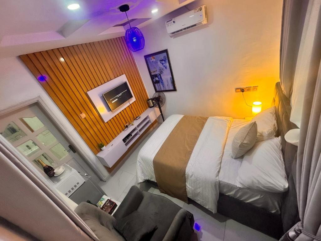 Postel nebo postele na pokoji v ubytování PrimeAxis Hub Apartment