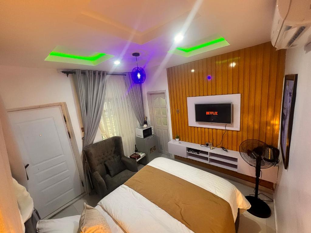 TV a/nebo společenská místnost v ubytování PrimeAxis Hub Apartment