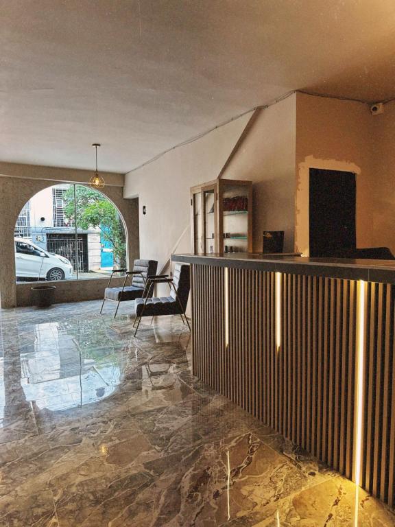 un soggiorno con tavolo e sedie di History Center Hotel a Medellín