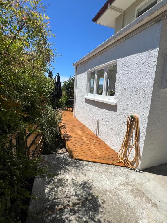 Sunny hillside central Nelson hideaway with city to sea views - Resim 23