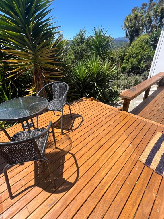 Sunny hillside central Nelson hideaway with city to sea views - Resim 24