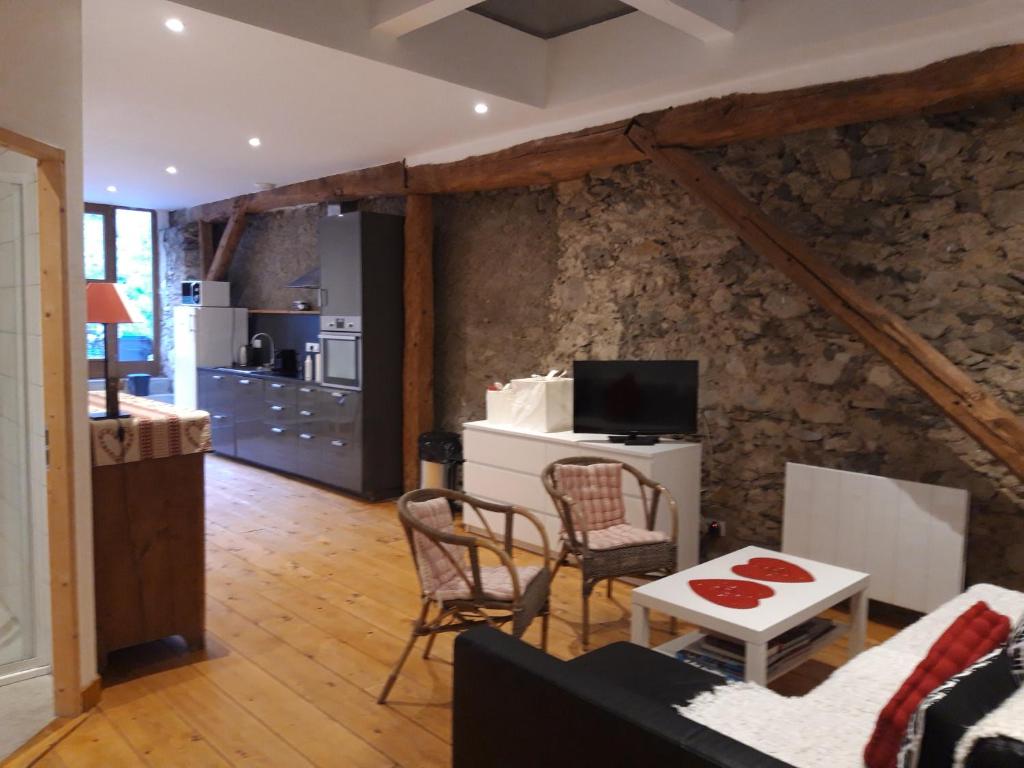 un soggiorno con un divano e un tavolo di Domaine de la Safranière - Holiday Home a Saint-Léger