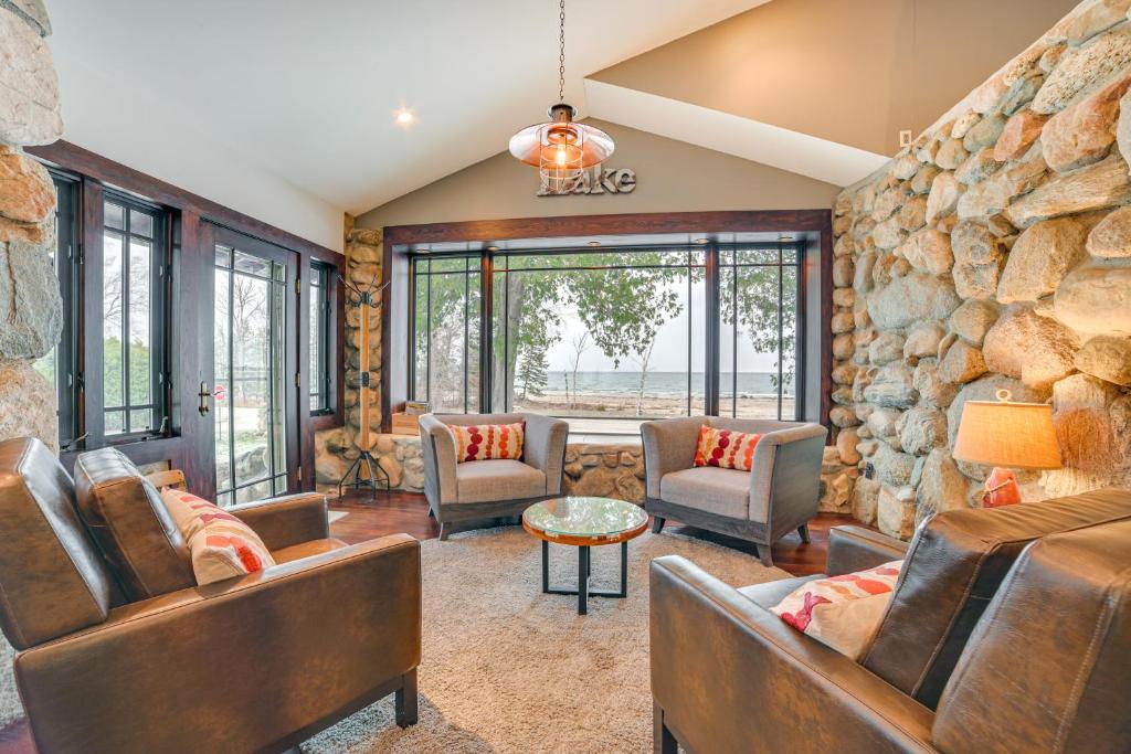 O zonă de relaxare la 1 Mi to Dtwn! Lakefront Earl Young Charlevoix Home