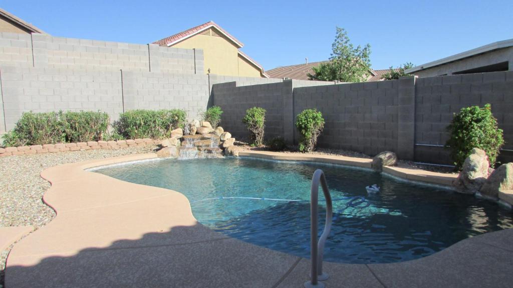 Πισίνα στο ή κοντά στο Cozy home near freeways w pool BBQ