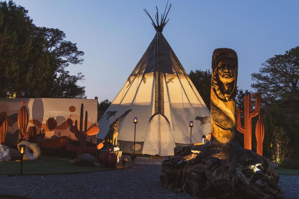 Zahrada ubytování Lobo Tipi at El Mistico Ranch