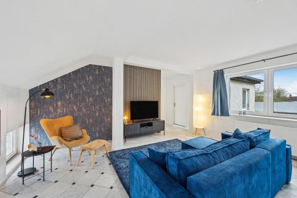 ein Wohnzimmer mit einer blauen Couch und einem Fernseher in der Unterkunft Amigo 2 in Schwerin