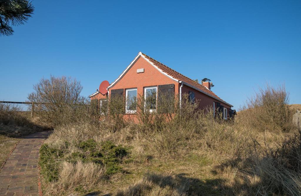 a house sitting on top of a grassy hill at Huus Jan in Spiekeroog