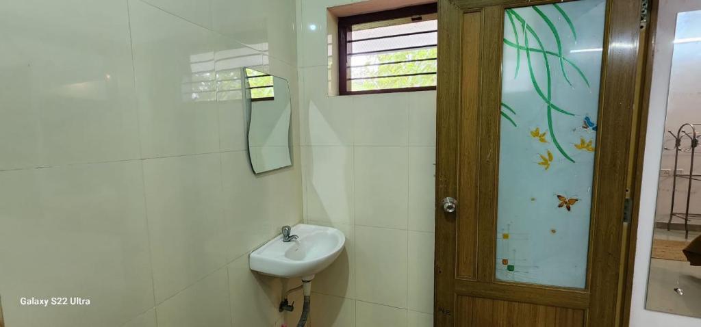 Vannituba majutusasutuses Rams Guest House Samudra-Walk to Cliff,Odayam,Black Beach Varkala