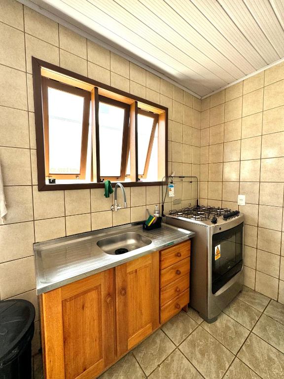 Kuchyň nebo kuchyňský kout v ubytování Quarto em Florianópolis