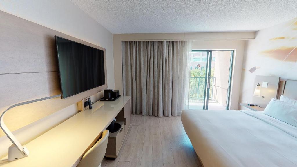 TV a/nebo společenská místnost v ubytování Tucson Marriott University Park