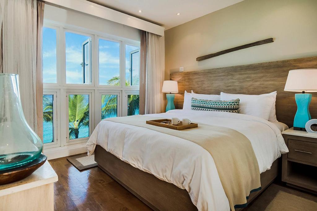 Postel nebo postele na pokoji v ubytování Waves Resort & Spa, Barbados, An Autograph Collection All-Inclusive Resort