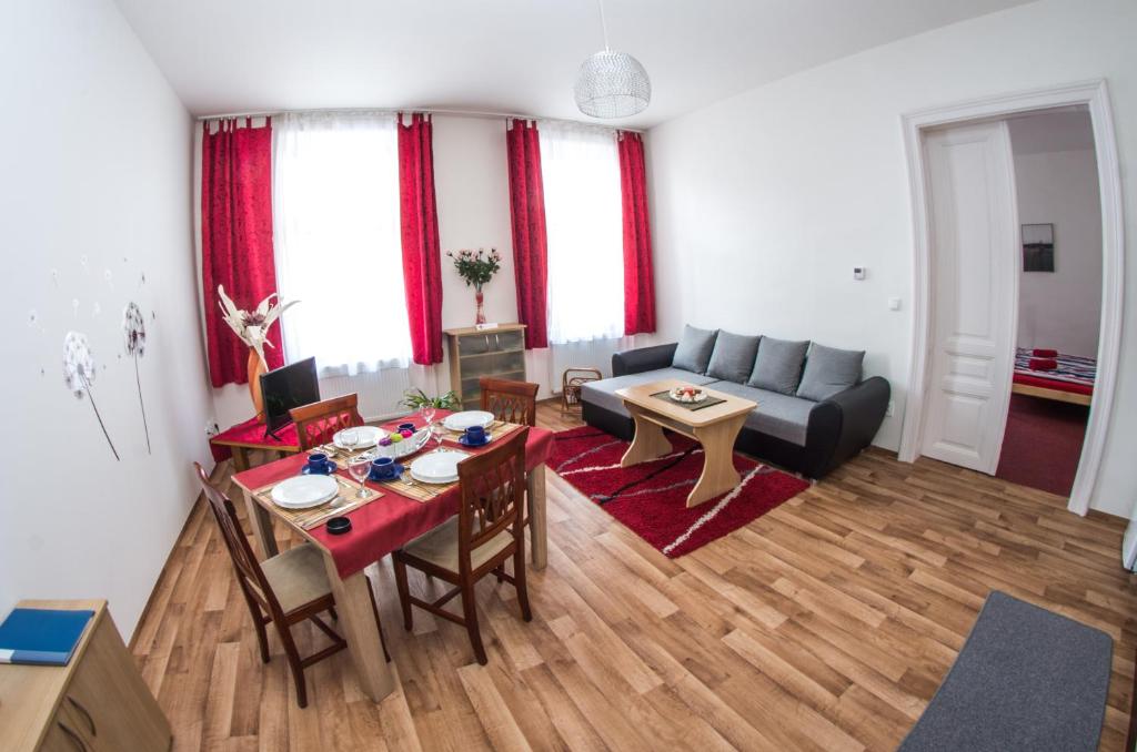 uma sala de estar com um sofá e uma mesa em Apartmán City Olomouc em Olomouc