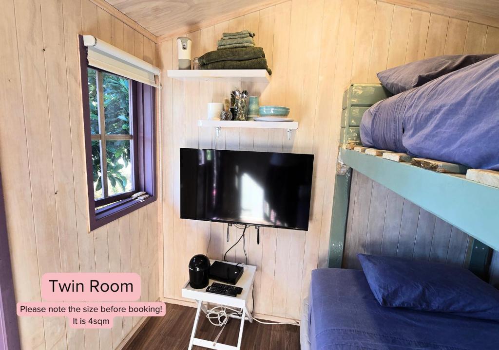 TV a/nebo společenská místnost v ubytování Tairua Garden Hideaway - Homestay with Private Room