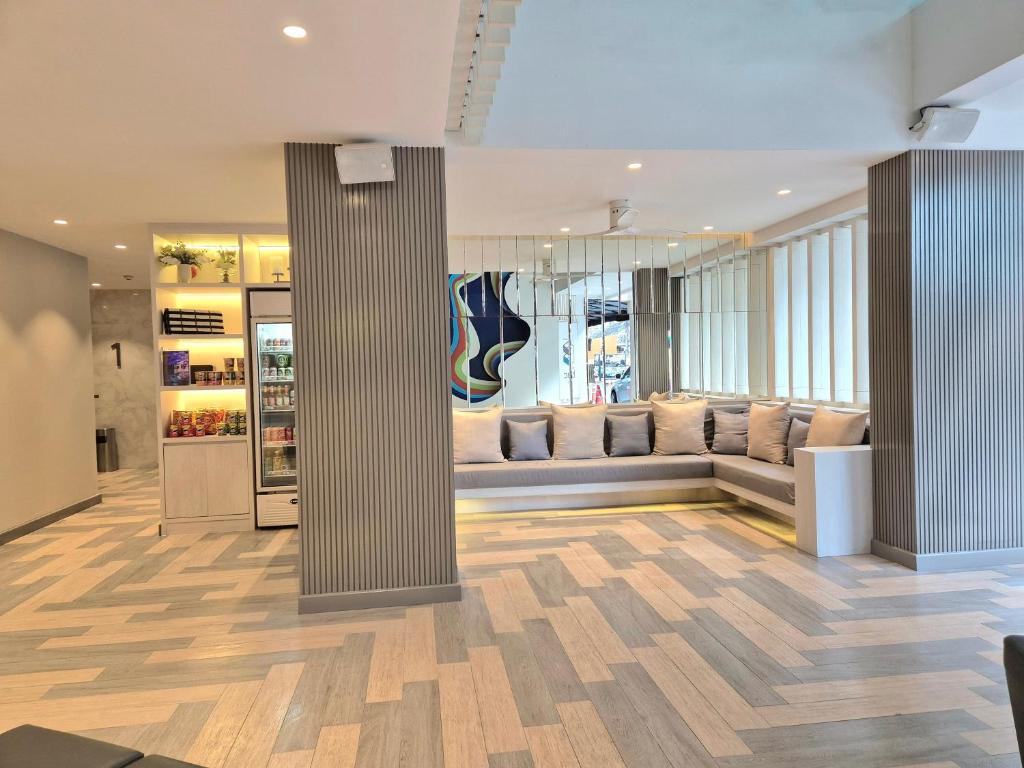 Posezení v ubytování The Bloc Hotel Phuket - SHA Extra Plus