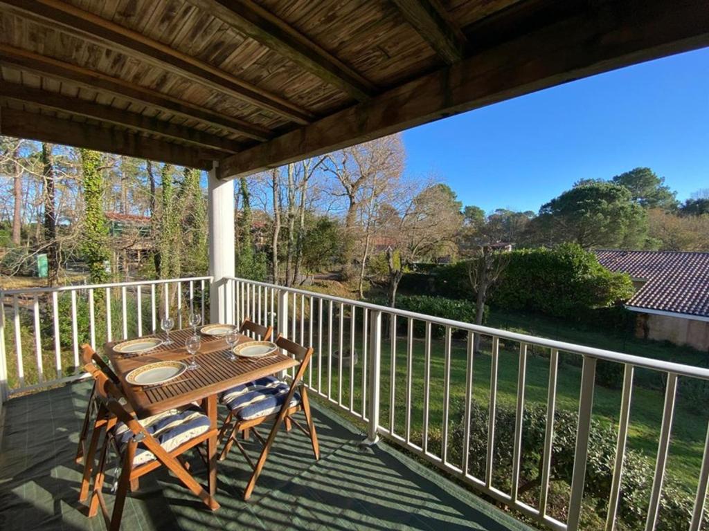 une terrasse couverte avec une table et des chaises. dans l'établissement T2 cabine calme prox. Boudigau, terrasse, parking, 4 pers. - FR-1-413-252, à Capbreton