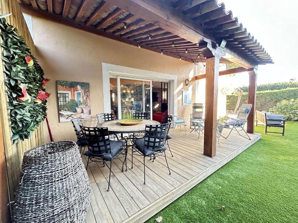 Photo de la galerie de l'établissement Sainte Maxime : Villa 3 pièces, jardin, piscine, clim - FR-1-226-553, à Sainte-Maxime