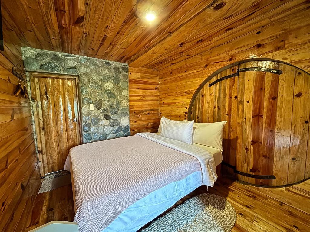 Uma cama ou camas num quarto em The Shire of Sagada