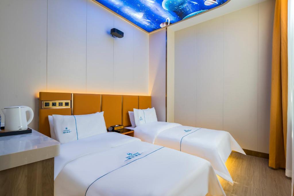 Postel nebo postele na pokoji v ubytování Dequan Luxury Hotel National Exhibition Center Wangjing Bridge Branch The subway is right outside the door Coffee, fruits, snacks, a gym and a laundry room are provided for free in the lobby