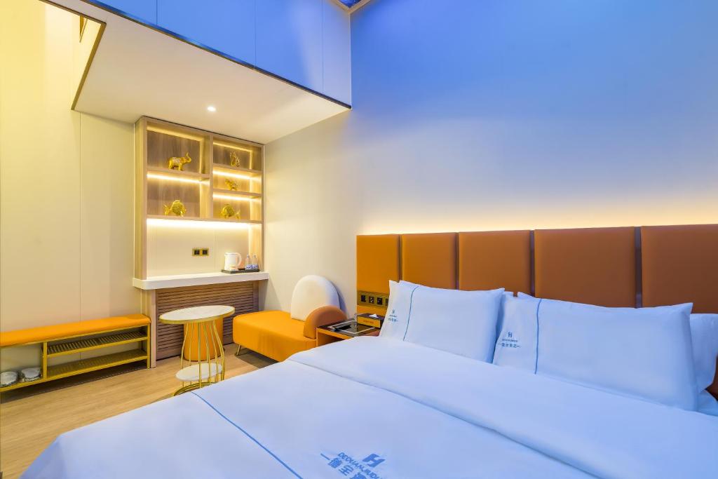 Postel nebo postele na pokoji v ubytování Dequan Luxury Hotel National Exhibition Center Wangjing Bridge Branch The subway is right outside the door Coffee, fruits, snacks, a gym and a laundry room are provided for free in the lobby