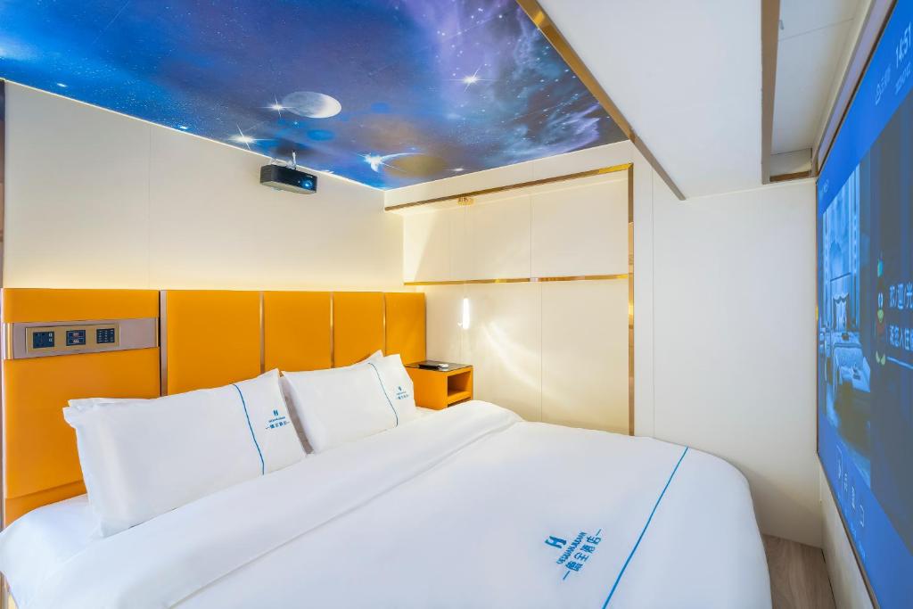 Postel nebo postele na pokoji v ubytování Dequan Luxury Hotel National Exhibition Center Wangjing Bridge Branch The subway is right outside the door Coffee, fruits, snacks, a gym and a laundry room are provided for free in the lobby