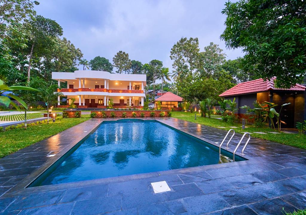 Bazén v ubytování VOYE HOMES Signature Pool Resort Varkala , Just 950 m from Varkala Cliff and Beach nebo v jeho okolí