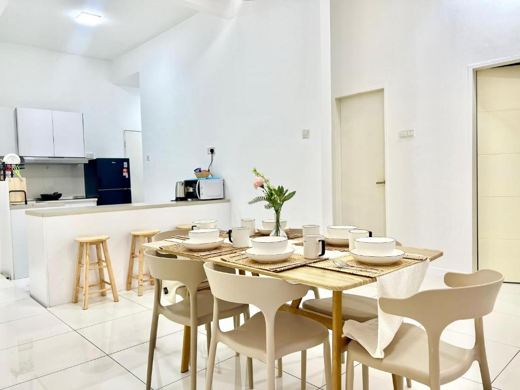 O bucătărie sau chicinetă la SF 1-12Pax Puchong Sky Pod 3Room IOI Mall 8 Bed LRT
