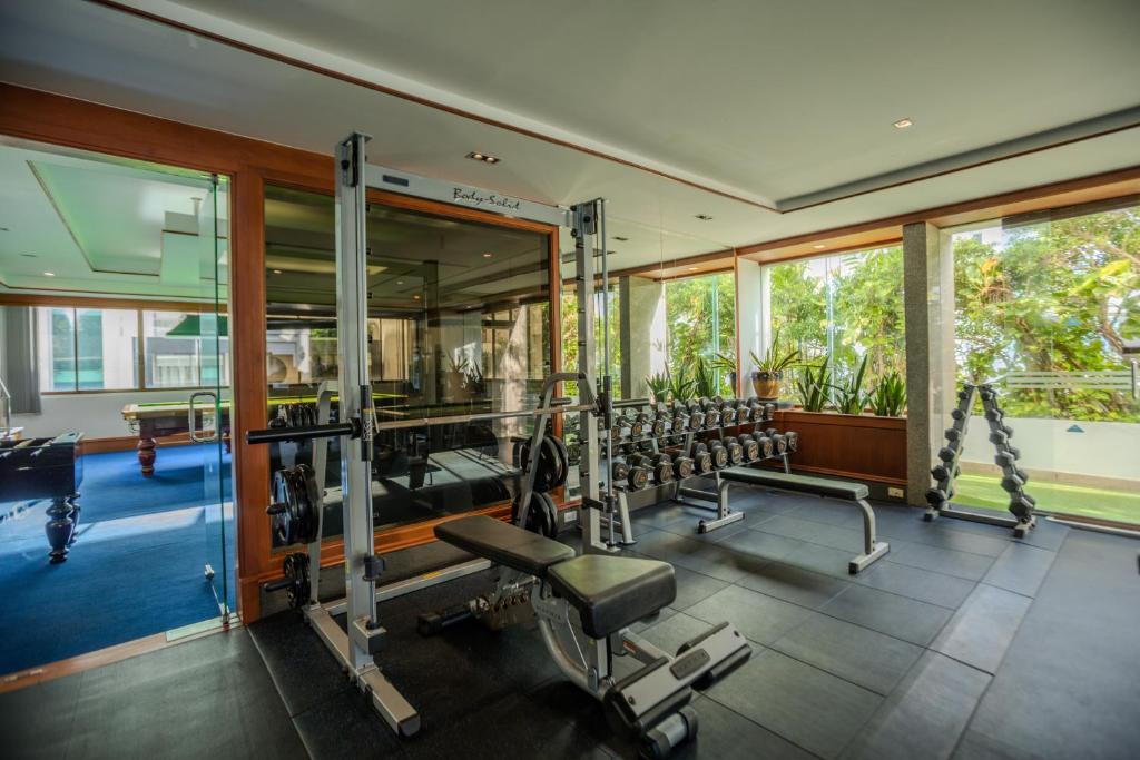 Fitness centrum a/nebo fitness zařízení v ubytování Andaman Beach Suites Hotel, Patong Phuket