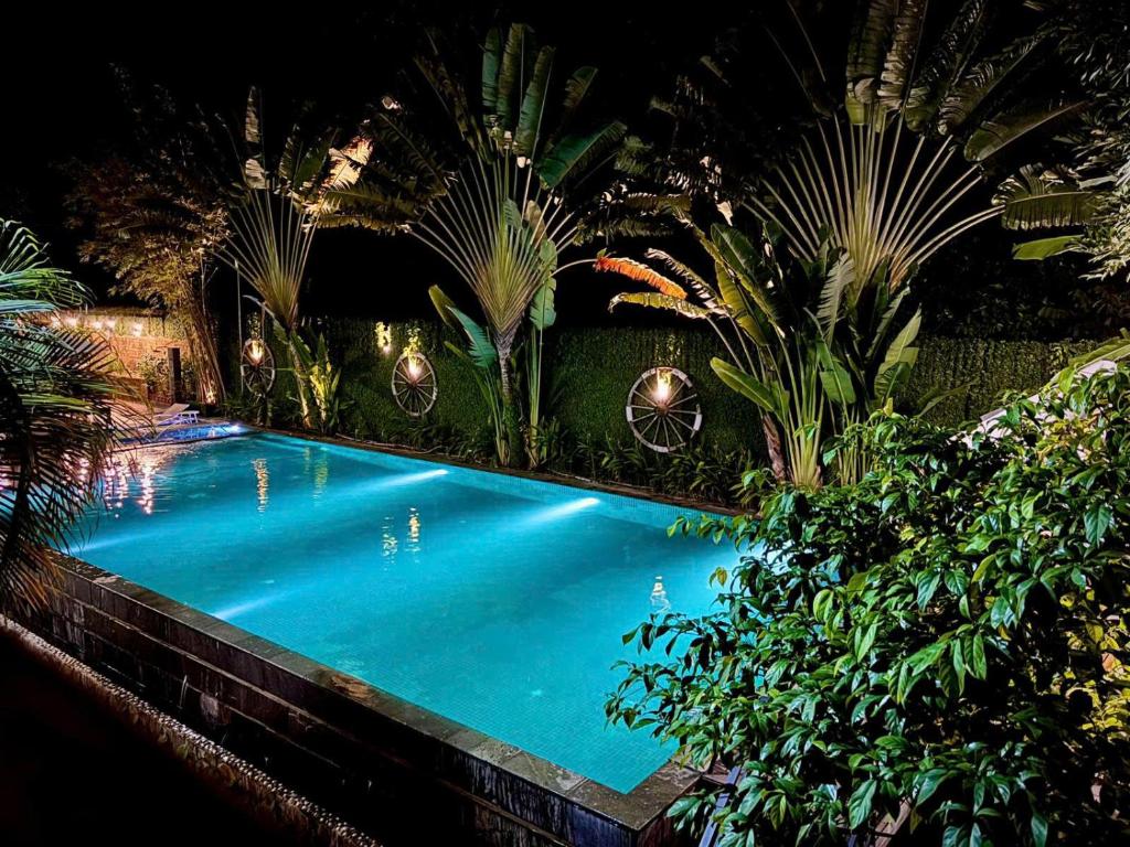 Phòng Luxury Có Giường Cỡ King Nhìn Ra Hồ Bơi