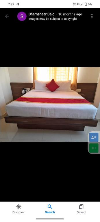 ein Bild von einem Bett in einem Zimmer in der Unterkunft HOTEl MARKS INN in Munirābād