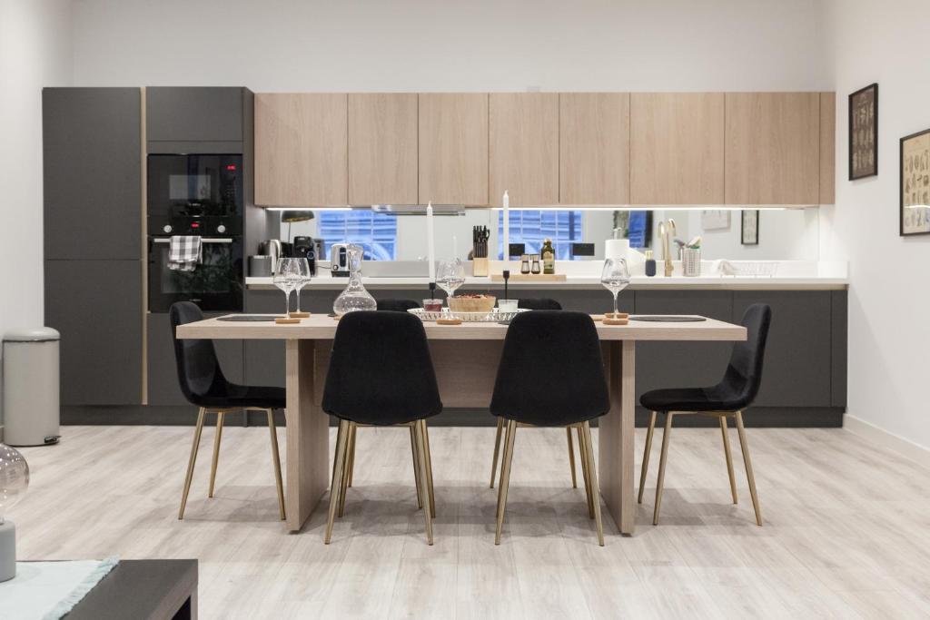 une cuisine avec une table et quatre chaises dans l'établissement Grand Central Apartments - Perfect for Families - Contractors - Professionals, à Central Station