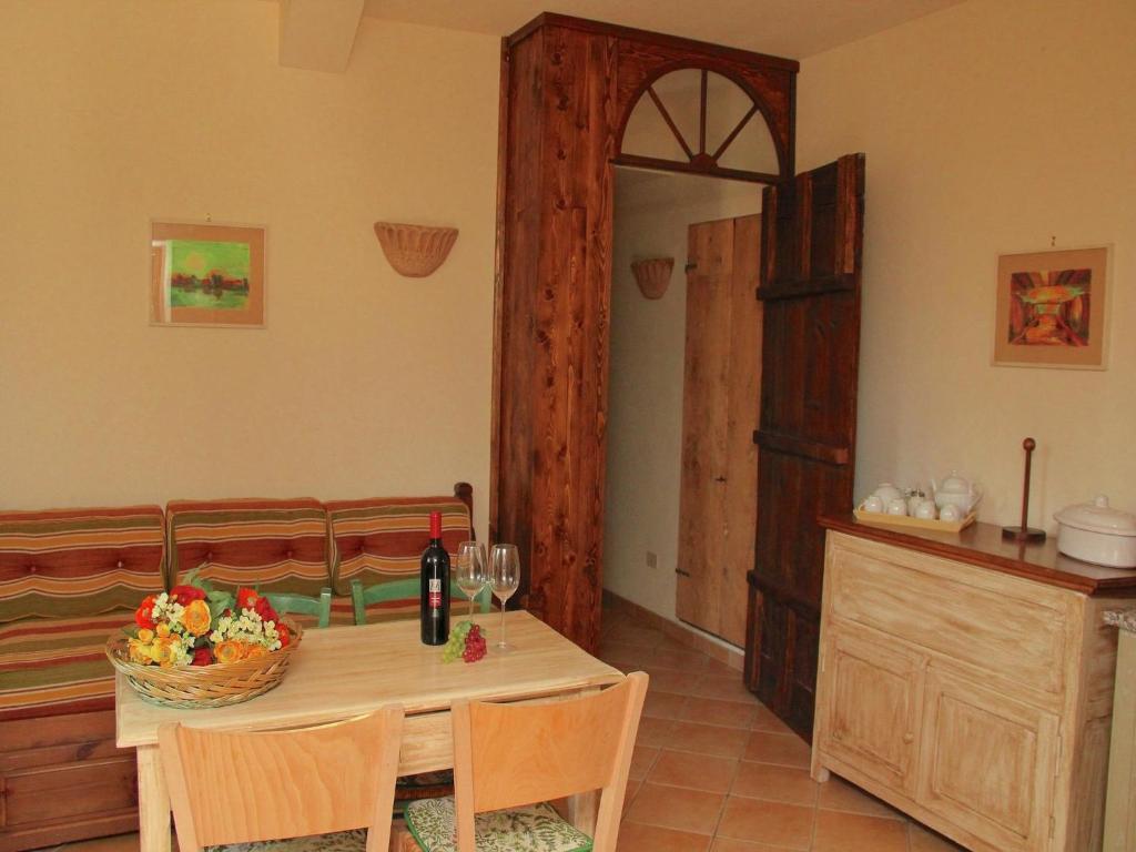 Nápoje v ubytování Farmhouse in Marsciano with vineyards olive groves