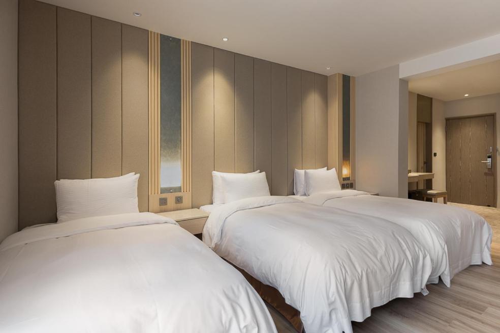 Postel nebo postele na pokoji v ubytování Gamalan Breeze Hotel