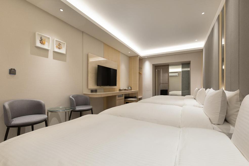 Postel nebo postele na pokoji v ubytování Gamalan Breeze Hotel