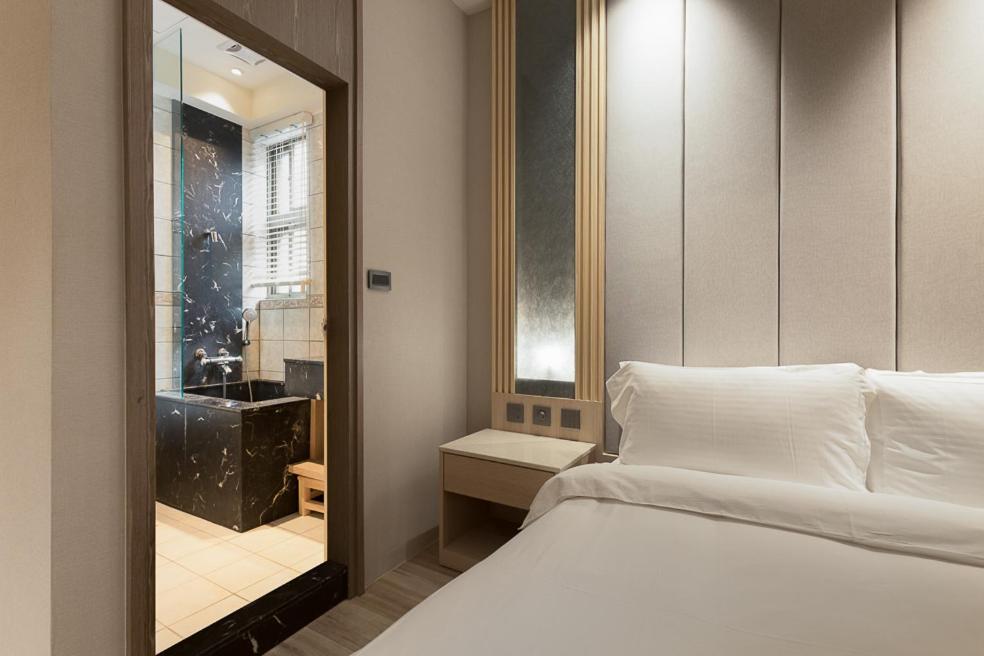 Postel nebo postele na pokoji v ubytování Gamalan Breeze Hotel
