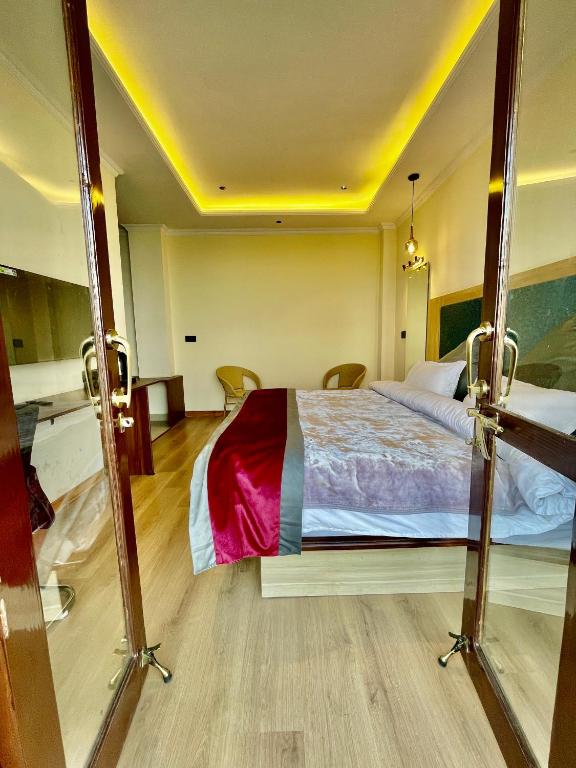 Postel nebo postele na pokoji v ubytování Yarrows, Narkanda, A boutique stay