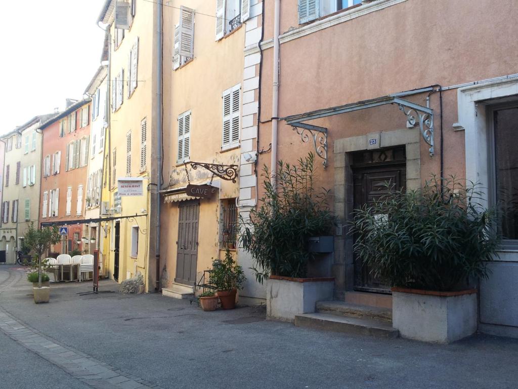 een gebouw met planten in potten op straat bij Résidence Mart'ins in Callas