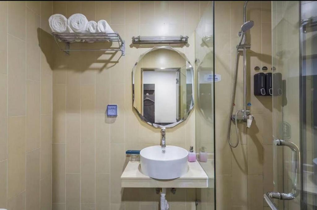 Vannituba majutusasutuses Yihai Cultural Hotel Coffee, fruits, snacks, a gym and a laundry room are provided for free in the lobby