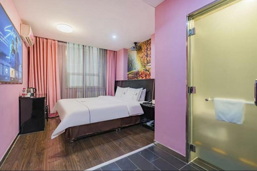 Voodi või voodid majutusasutuse Yihai Cultural Hotel Coffee, fruits, snacks, a gym and a laundry room are provided for free in the lobby toas