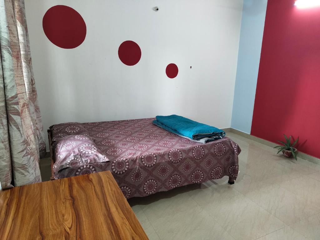 Postel nebo postele na pokoji v ubytování Tales of Guwahati IV 1BHK - AC extra 200