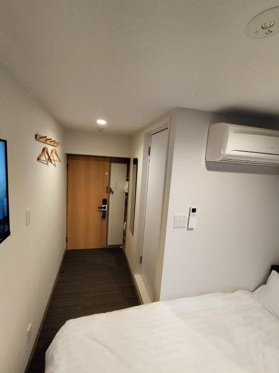 Rúm í herbergi á FLY CAT HOTEL