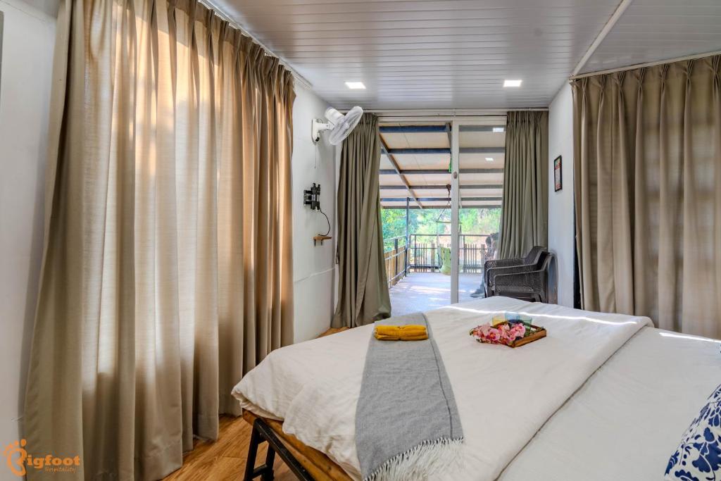 Postel nebo postele na pokoji v ubytování Avanti Kalagram Hill Top Resort, Mulshi